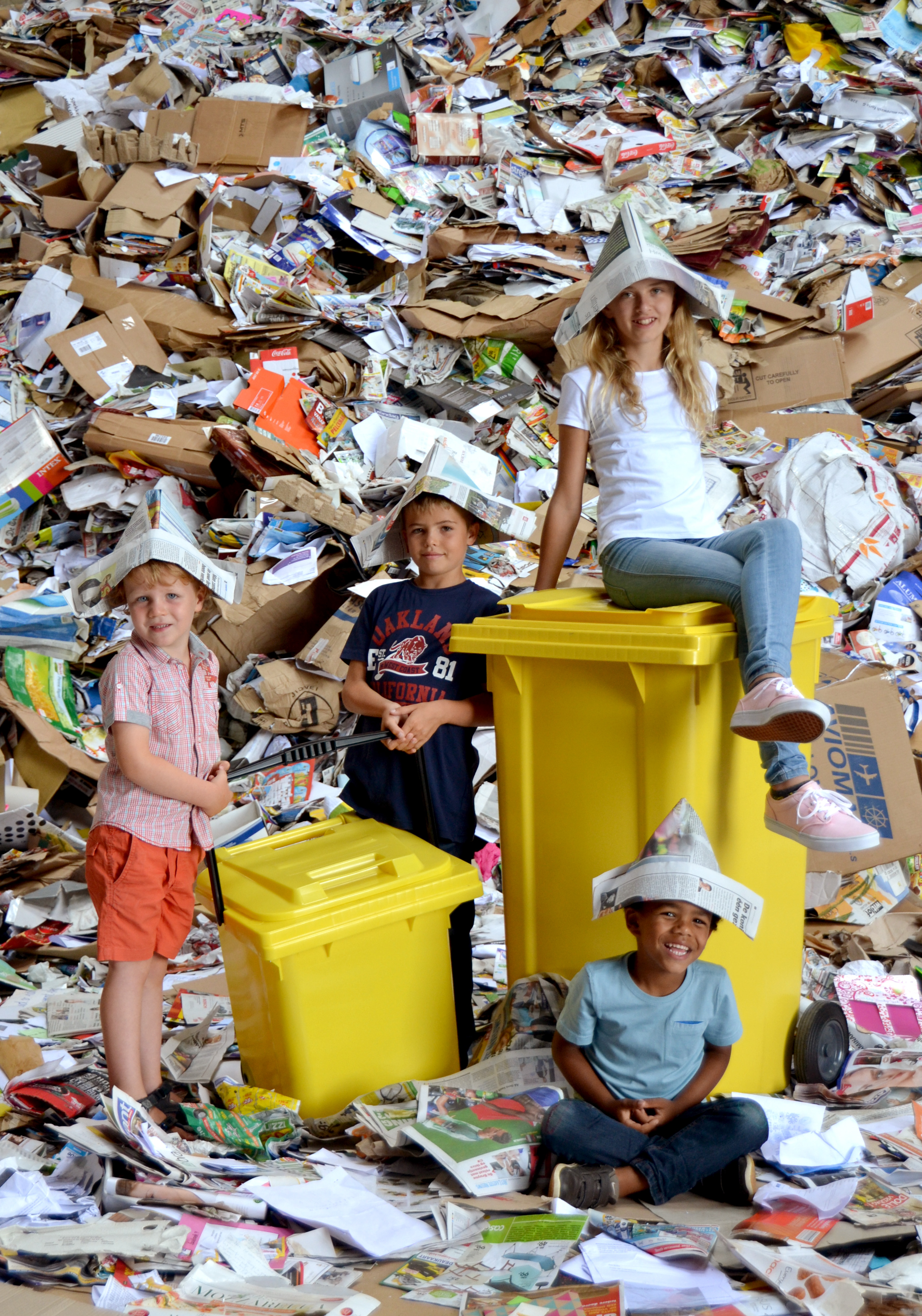 Kinderen zitten op papiercontainers