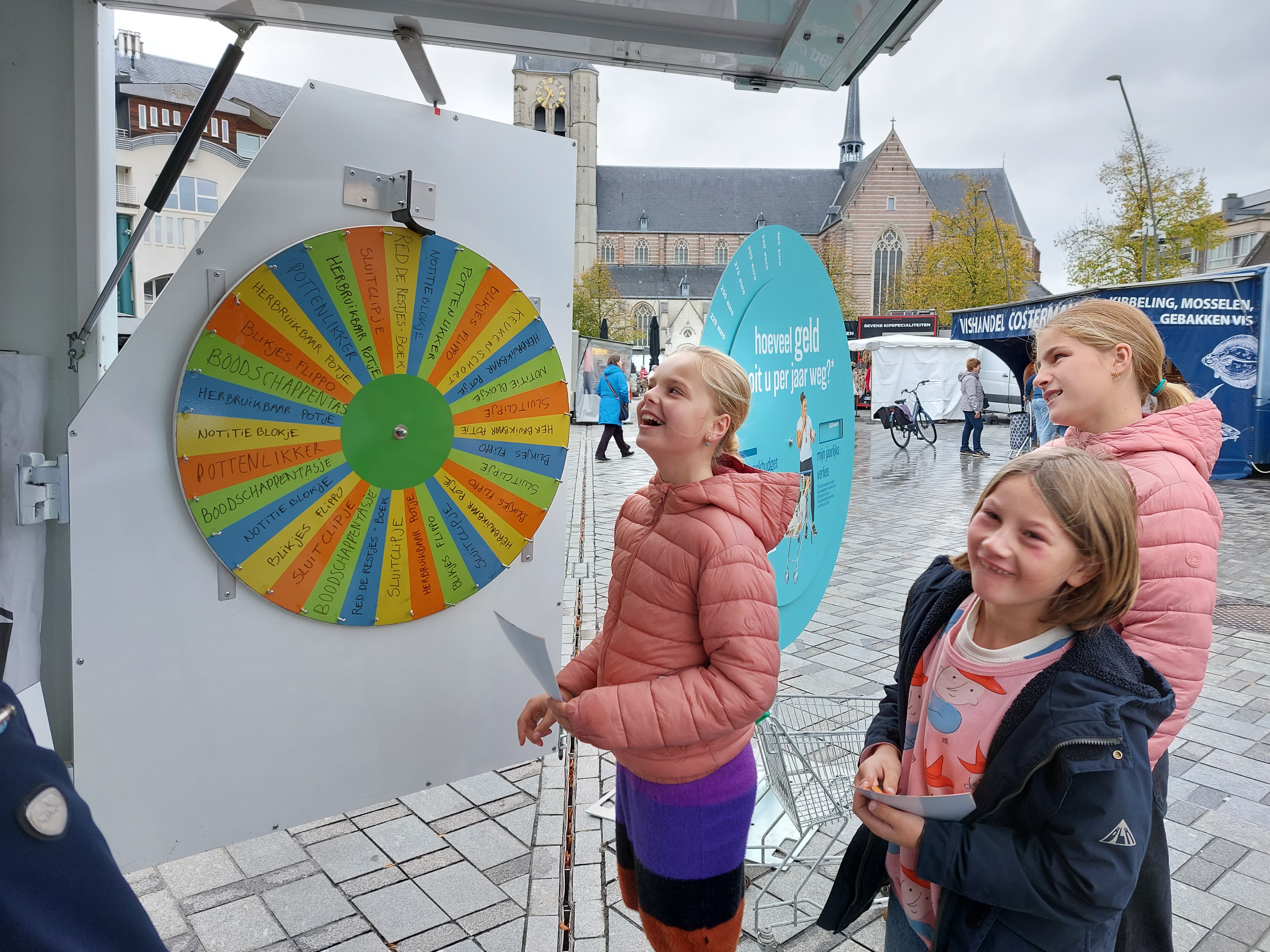 kinderen op de stand tegen voedselverspilling