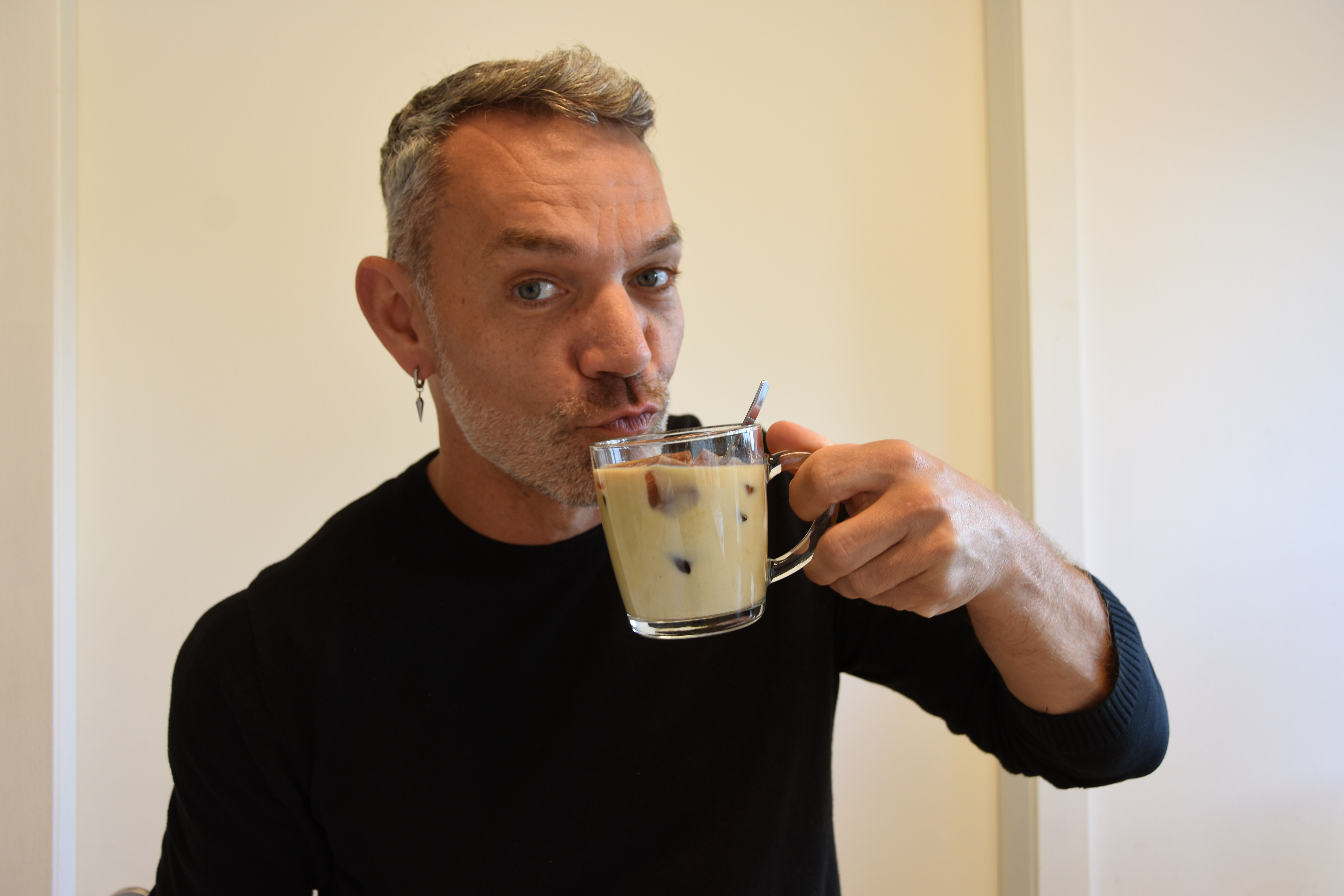 Man drinkt ijskoffie met restjes koffie