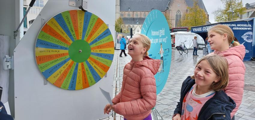 kinderen op de stand tegen voedselverspilling