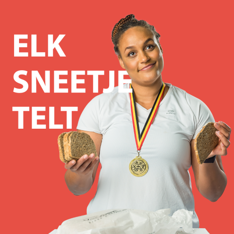 Jolien Boumkwo met een sneetje brood