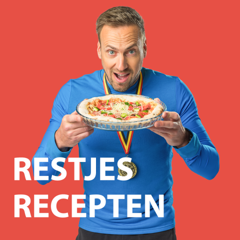 Hans Van Alphen houdt een pizza vast