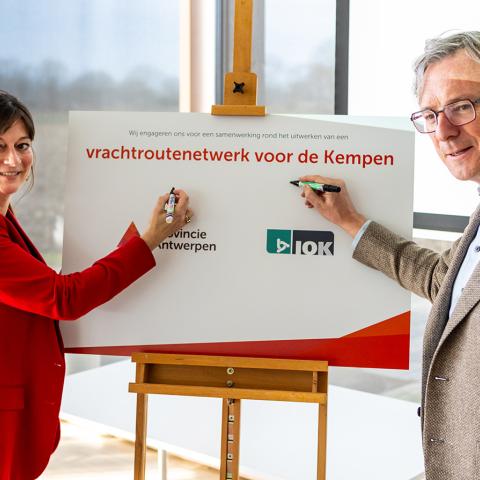 Gedeputeerde Mireille Colson en IOK voorzitter Ward Kennes ondertekenen de samenwerking voor een vrachtroutenetwerk in de Kempen